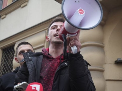 SAMIR HRNJICA ODGOVORIO KANTONALNOJ TUŽITELJICI: 'Nema organizatora kada je narod izašao da se pobuni, jedino da 3.000 ljudi uđe u Tužilaštvo'