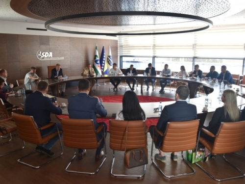 ASOCIJACIJA MLADIH SDA O DODIKOVOM SRAMOTNOM INTERVJU: Poljubac koji su Dodiku dali Nikšić, Konaković i Forto nije proizveo čaroliju