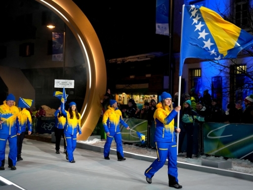 PLAVO ŽUTI, ŽUTO PLAVI: Delegacija BiH prodefilovala na svečanoj ceremoniji otvaranja ZOI 2026