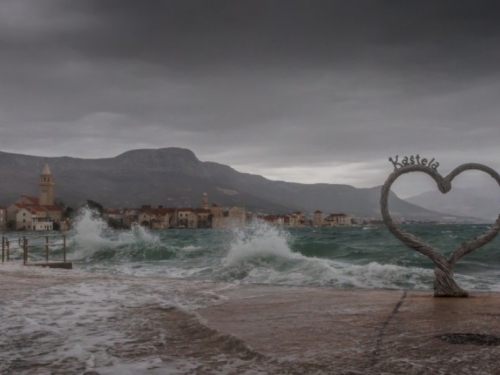 SNAŽNO NEVRIJEME POHARALO DALMACIJU: Vatrogasci imaju pune ruke posla, more se prelilo na rive i ulice (FOTO, VIDEO)