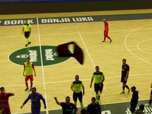 NOVI SKANDAL U BANJOJ LUCI: Maskirani huligani napali navijače Bubamare, letjele stolice, ima povrijeđenih... (FOTO)