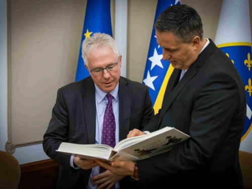 KOMENTAR KENANA EFENDIĆA: Odlazeća administracija je otišla, ostala su Murphyjeva siročad!