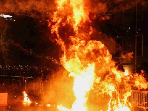 HAOS U ALBANSKOJ PRIJESTOLNICI: Demonstranti bacili Molotovljeve koktele na zgradu vlade, policija odgovorila vodenim topovima... (VIDEO)