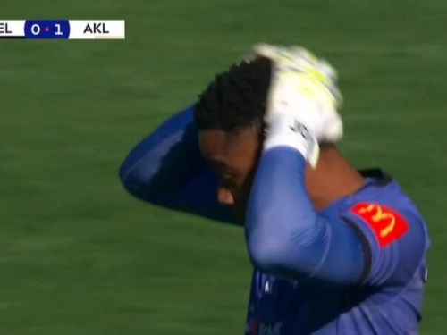 NEVJEROVATAN AUTOGOL U AUSTRALIJI: Golman pogodio vlastitu mrežu glavom s 20 metara, trener odmah podnio ostavku (VIDEO)