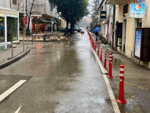 PRETUČEN TINEJDŽER: Sjedio na klupi kada je napadnut, bacili su ga na tlo i udarali