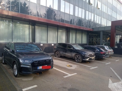 STIGLI VUČIĆEVI LOJALISTI: Veliki broj vozila iz Srbije uočen u Doboju (FOTO)