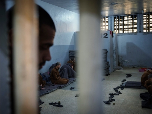 POČELO IZMJEŠTANJE ZAROBLJENIKA: Oko 3.000 ISIS-ovaca prebačeno iz Sirije...