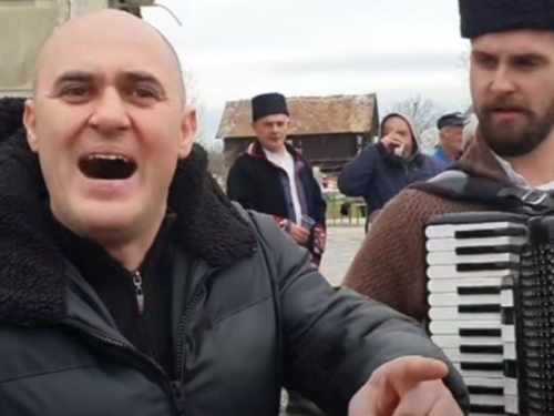 MJEŠTANI ODŽAKA O PORODICI JOSIPA DABRE KOJI PJEVA O PAVELIĆU: 'Oni su čestiti Srbi, nisu zadojeni mržnjom'