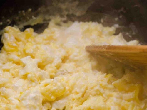 TRIK PROFESIONALNIH KUHARA: Poklanjamo recept za kajganu kao u hotelskim restoranima...