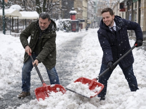 JAVNI INTERES I JADNA VLAST: Vladajući nisu sposobni domaćinski upravljati javnim preduzećima, ali ih ne žele ni prodati jer bi ostali bez članstva i 'simpatizerstva'