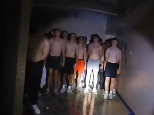 ŠOKIRAO IH PRIZOR: Policija uletjela u podrum zbog dojave o požaru, unutra zatekla 56 mladića s povezima na očima