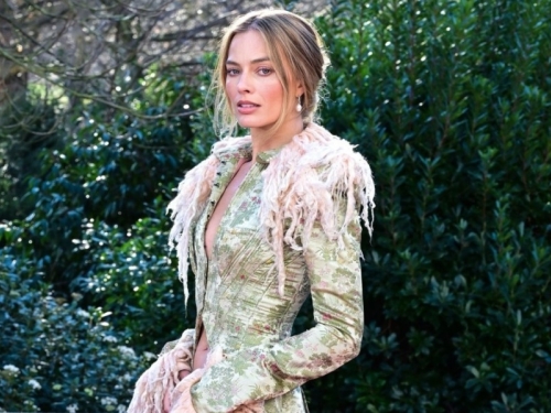 GLUMICA UKRALA SHOW: Margot Robbie raskopčala kaput i zapalila društvene mreže (FOTO)