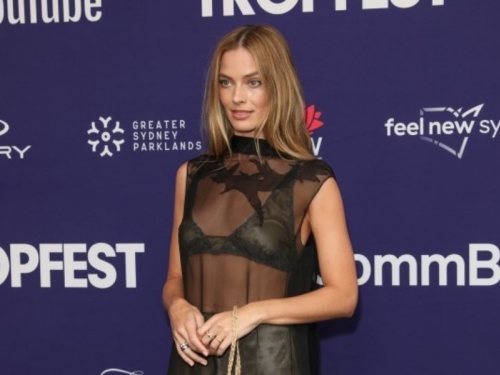 TREND SE NASTAVLJA: Margot Robbie pomjerila granice, satenske bokserice i haljina koja ništa ne skriva (FOTO)