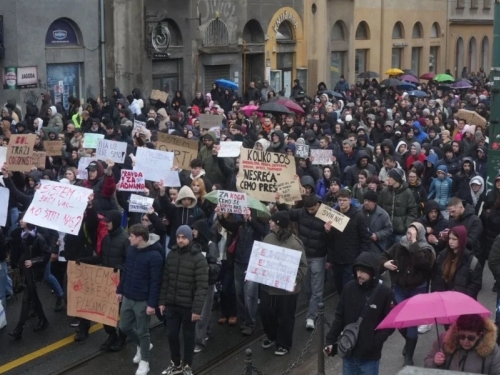 GRAĐANI U BORBI ZA PRAVDU I ISTINU: Sarajevo na nogama nakon tragedije, protesti se nastavljaju, evo šta su rekli o ostavci Nihada Uka (VIDEO)