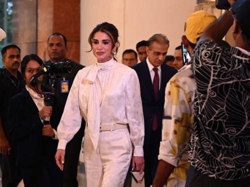 PROVJERENA MODNA IGRA: Ovim jednostavnim stilskim trikom kraljica Rania ostavila sve bez riječi (FOTO)