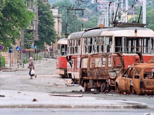 SARAJEVSKI VIKENDI SMRTI: Bogati Austrijanci i Nijemci plaćali 300.000 eura da ubijaju djecu iz snajpera