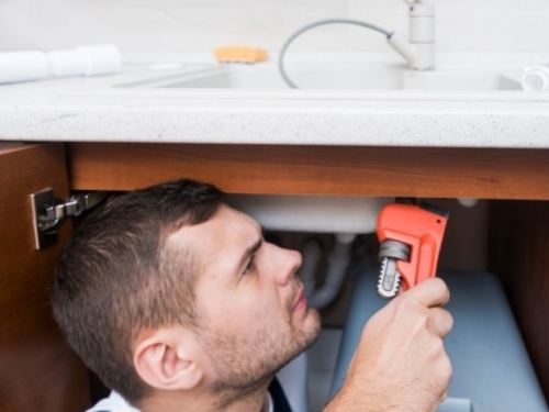 ZNA BITI NEUGODNO: Vodoinstalater otkrio kako se riješiti onog odvratnog smrada iz odvoda