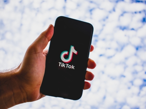 REAGOVALA EVROPSKE KOMISIJA: TikTok optužen da stvara namjernu ovisnost o aplikaciji