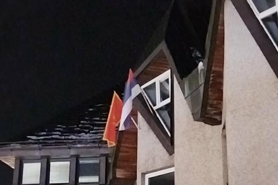 DRAMA ZBOG ISTICANJA TROBOJKE NA ZGRADU OPŠTINE: Traži se hitna reakcija inspekcije