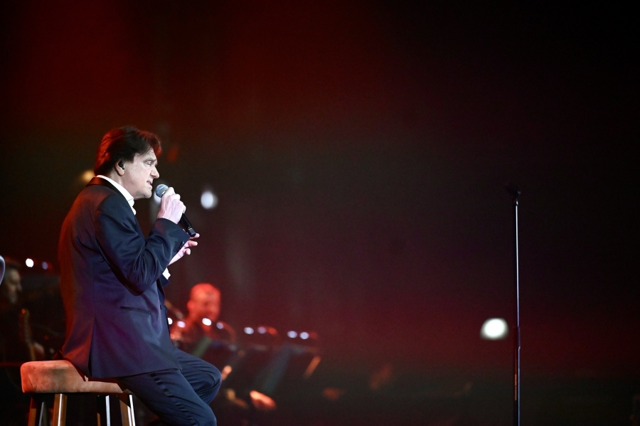 'SB' U ZETRI: Zdravko Čolić pjesmom pjesmom 'Produži dalje' otvorio spektakl u Sarajevu (FOTO)