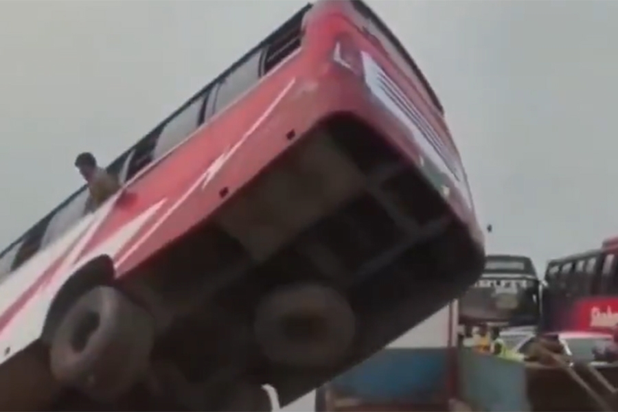 STRAVIČNI PRIZORI S LICA MJESTA: Autobus pao u rijeku, najmanje 24 osobe poginule...