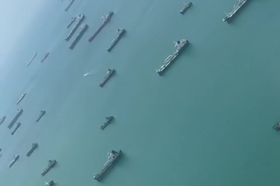 NEVJEROVATNE SCENE IZ HORMUŠKOG MOREUZA: Red tankera s naftom čeka iransku dozvolu za prolazak (VIDEO)