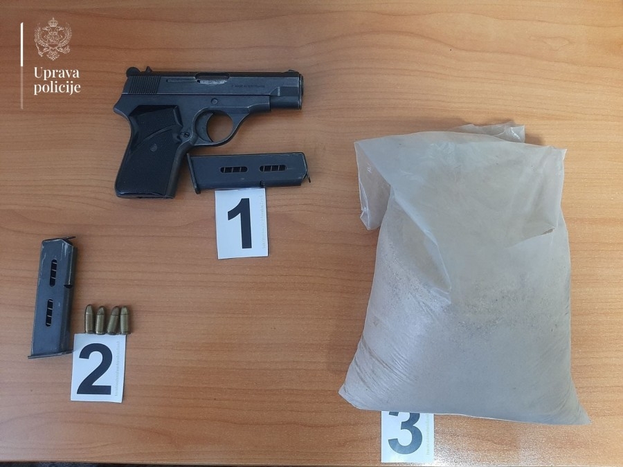 OPSEŽNA POLICIJSKA AKCIJA: Traga se za dvije osobe koje su pobjegle iz automobila...