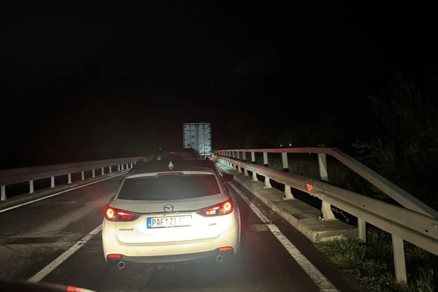 KOLONA NA GRANICI DUGA 6 KILOMETARA: Poznati putopisac Robert Dacešin ogorčen stanjem na granicama BiH