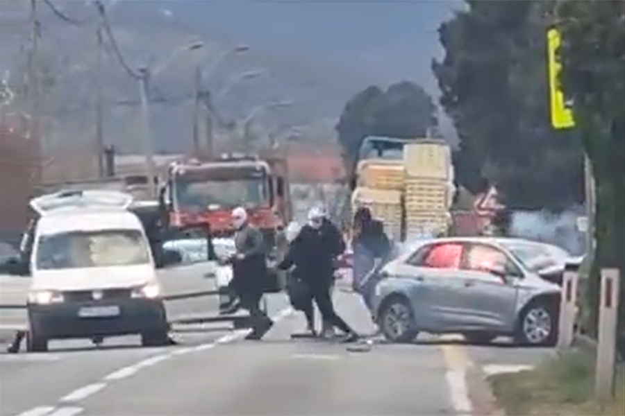 STRAŠNE SCENE IZ MOSTARA: Maskirani napadači jutros napali vozača i zapalili automobil...