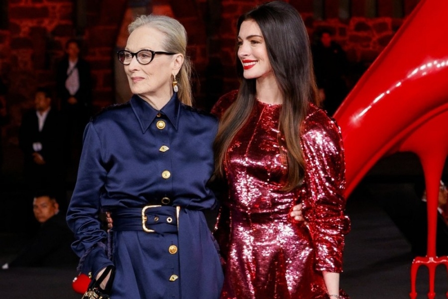 CRNO ILI RUŽIČASTO: Anne Hathaway dominirala promocijom nastavka kultnog filma, pojavila se uz Meryl Streep (FOTO, VIDEO)