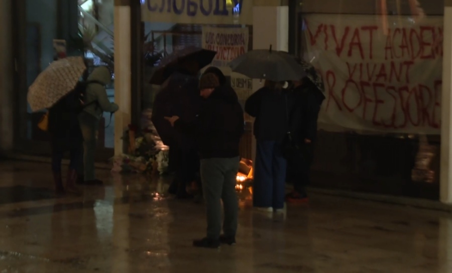 AKADEMSKA ZAJEDNICA U SUZAMA: Okupljeni ispred Filozofskog fakulteta ostavljaju cvijeće i svijeće za studenticu