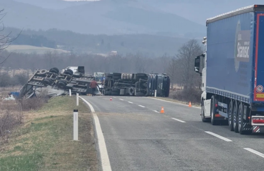 SAOBRAĆAJNA NESREĆA U NAŠOJ ZEMLJI: Kamion se prevrnuo i sletio s ceste