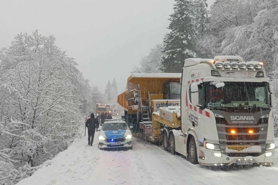 UPOZORENJE VOZAČIMA: Snijeg otežava promet, obustavljen saobraćaj za teretna vozila na prevojima...