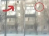 DRAMATIČAN PRIZOR: Pala sa petog sprata, pa ustala kao da ništa nije bilo