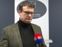 BOŽOVIĆ UZBURKAO JAVNOST: RS uzima skupe kredite, a onda novac dijeli kao 'Deda Mraz'