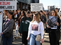 MAJKA DJEVOJČICE DŽENE GADŽUN NA PROTESTU U SARAJEVU: 'Vozač tramvaja im je predstavljao opasnost, a anesteziolog koji je kriv za moje dijete nije opasnost'
