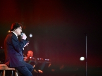 'SB' U ZETRI: Zdravko Čolić pjesmom pjesmom 'Produži dalje' otvorio spektakl u Sarajevu (FOTO)