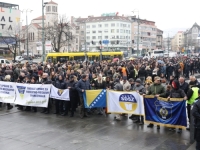 ZAPOSLENI U DRŽAVNIM INSTITUCIJA IZAŠLI NA PROTESTE: Hiljade radnika traži veće plate - 'Ovo je već 12:05!' (FOTO)