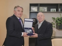POVELJA KULINA BANA ZASLUŽENO PRIPALA EMILU ŠUŠTARU, BIVŠEM DIREKTORU DELA: Željko Komšić uručio poklon BiH Slovencu sa bosanskim srcem!