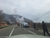 STIŽU DRAMATIČNE SLIKE: Automobil potpuno izgorio na putu