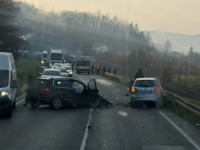 SAOBRAĆAJNA NESREĆA NA M-17: Tri osobe povrijeđene u sudaru kamiona i dva vozila