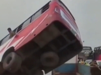 STRAVIČNI PRIZORI S LICA MJESTA: Autobus pao u rijeku, najmanje 24 osobe poginule...