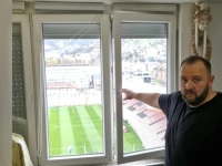 ZENICA U EUFORIJI: Pronašli smo vlasnika najpopularnijeg balkona u ovom dijelu Evrope — evo šta kaže uoči večerašnjeg meča... (VIDEO)