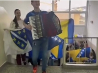 BUGOJANSKI SREDNJOŠKOLCI ODUŠEVILI DRŽAVU: Pogledajte kako se 'zagrijavaju' za večerašnju utakmicu... (VIDEO)