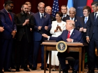 'GOD BLESS THE USA': Kako su dvorski klimoglavci naveli Trumpa da počini grešku nad greškama