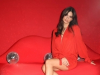 SMJELO MODNO RJEŠENJE: Emily Ratajkowski bez grudnjaka u Parizu, hrabar look ukrao je sve poglede (FOTO)