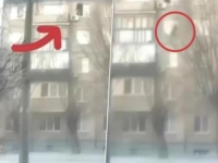 DRAMATIČAN PRIZOR: Pala sa petog sprata, pa ustala kao da ništa nije bilo