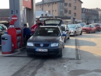 HAOS U BH. SUSJEDSTVU, NA POJEDINIM PUMPAMA NEMA GORIVA: Borba za red za točenje, angažovana policija da spriječi incidente