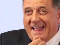 HIT NA INTERNETU: Mile ponovo snimljen u trenerci, na cesti, a u ruci...