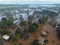 OPŠTI POTOP, GRAĐANI BJEŽE GLAVOM BEZ OBZIRA: Voda nosi kuće i automobile...